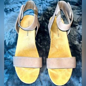 Lucky Brand small wedge light brown sandal